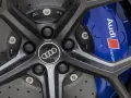 Primo piano di un cerchio Audi RS6 con pinze freno blu e logo Audi.