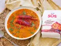 Un delicioso arroz caldoso con gambas rojas, adornado con perejil fresco. La bolsa de arroz SOS "Especial Caldosos y melosos" promete una preparación perfecta.