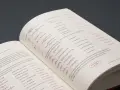 Podręcznik projektanta: typografia książki. Strona z korektami do druku, zawiera przykłady znaków korektorskich i ich znaczenia.
