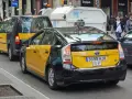 Gelbe Taxis in Barcelona, ein Toyota Prius und ein größeres Taxi XL, warten auf Fahrgäste.