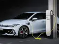 Jasnoniebieski Volkswagen Golf GTE podłączony do stacji ładowania e-Station.