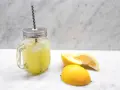 En burk med hemgjord lemonad, is och citronskivor. Perfekt för ett enkelt lemonad recept.