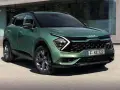 Nowy zielony Kia Sportage 1.6 benzyna z nowoczesnym designem, zaparkowany przed budynkiem.
