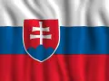Flaga Słowacji powiewa na wietrze. Biało-niebiesko-czerwone pasy z godłem Słowacji po lewej stronie.