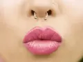 Usta w błyszczyku i kolczyk w nosie septum.