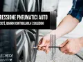 Uomo effettua controllo gomme auto con manometro. Testo: "Pressione pneumatici auto: cos'è, quando controllarla e soluzioni".