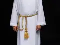 Szata proboszcza w kolorze białym, przepasana złotym sznurem z ozdobnymi chwostami.