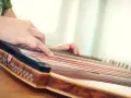 Hände spielen auf einem Hackbrett, das vielleicht das einfachste Instrument ist, um Melodien zu erzeugen.