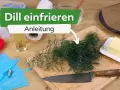 Frischer Dill liegt auf einem Holzbrett, bereit zum Dill einfrieren. Daneben liegen Öl, Butter und Küchenutensilien.
