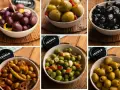 Miseczki pełne oliwek: ciemne, zielone, marynowane. Oliwki zielone z czosnkiem i papryczką, idealne do tapas.