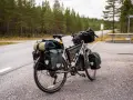 En fullastad cykel redo för äventyr. Allt för en lyckad packlista cykelsemester finns med i väskorna.