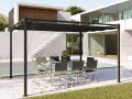 Une tonnelle noire avec une table et des chaises, près d'une piscine. Idéal pour savoir comment monter une tonnelle et profiter de l'extérieur.