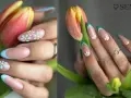 Manicure con fiori stilizzati e french colorato. Semipermanente unghie idee primaverili.