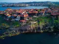 Malownicze miasteczko na klifie, z czerwonymi dachami i widokiem na morze. To urokliwa riwiera bułgarska.
