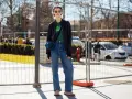 Moda casual: come abbinare Birkenstock Boston con jeans a vita alta, giacca in pelle e borsa a tracolla.