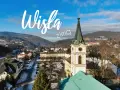 Zimowa Wisła zachwyca widokiem na kościół i ośnieżone góry. Odkryj atrakcje zimą w Beskidach!