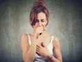 Mujer tosiendo y con dolor de cabeza, quizás por vapear.