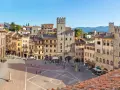 Piazza del Popolo ad Arezzo, con la torre medievale e i palazzi storici che incorniciano la piazza, un luogo incantevole nei dintorni.