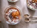 Chokladpudding med kokos och kakaonibs, en härlig proteinrik frukost. Två skedar ligger bredvid.
