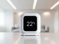 Nowoczesny termometr pokazuje 22°C. Urządzenie pomaga monitorować temperaturę, co jest kluczowe dla oceny współczynnika przenikania ciepła w domu.