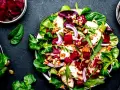 Ein bunter Salat mit Roter Bete, Birne, Nüssen und frischen Blattsalaten. Perfekt als leichtes Mittagessen oder als Beilage. Ein tolles Rezept für rote Bete salat!