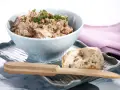 Pyszna pasta z tuńczyka i jajka, posypana szczypiorkiem, podana z kawałkiem chleba. Idealna na szybką przekąskę.