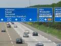 Niemieckie autostrady z tablicami kierunkowymi do Hanoweru, Dortmundu, Kolonii, Frankfurtu i Monachium.