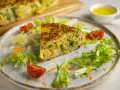 Pyszny przepis na omlet na słono z warzywami, podany z sałatką i pomidorkami. Idealny na szybki obiad.