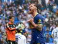 Jugador del Alavés celebra eufórico un gol contra la Real Sociedad. El portero observa con resignación.