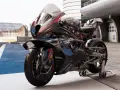BMW M 1000 RR, najmocniejszy motocykl, gotowy do wyścigu na torze.