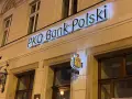 PKO Bank Polski oferuje atrakcyjne pko lokaty długoterminowe. Elegancka fasada banku nocą.