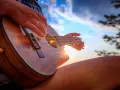 Słońce zachodzi, a ja gram na ukulele.