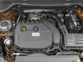 Silnik 1.9 TDI z widocznym zbiornikiem płynu chłodniczego, akumulatorem i elementami układu dolotowego.