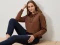 Ile kosztuje bluza? Ceny bluz w popularnych sklepach i promocje