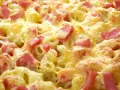 Leckerer Schinken Sahne Auflauf ohne Vorkochen, mit goldbraun überbackenem Käse und saftigen Schinkenwürfeln.