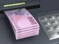 Tureckie liry wychodzące z bankomatu. Takimi banknotami zapłacisz w Turcji.