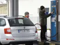 Mężczyzna tankuje samochód na stacji CNG. To ekologiczne paliwo, co to za oszczędność!