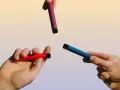 Manos sostienen vapers de colores: rojo, azul y morado. Una opción para un vaper sano.