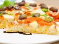 Pyszna pizza z patelni z pikantnym salami, oliwkami i papryczką. Idealna na szybki obiad.