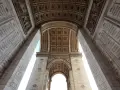 Vistas del Arco del Triunfo, con sus intrincados detalles arquitectónicos y nombres grabados.