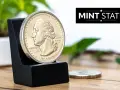 Une pièce de monnaie en or, de profil, est présentée sur un support noir.
