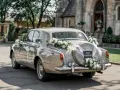 Jak udekorować auto do ślubu? Poradnik, trendy, koszty, bezpieczeństwo