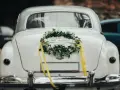 Jak ustroić auto do ślubu: 10 praktycznych pomysłów na dekoracje