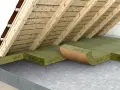 Pannelli isolanti per solai calpestabili, con struttura in legno e tetto, mostrano uno strato di isolamento in lana di roccia.