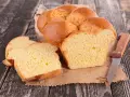 Brioche dorée, moelleuse et aérienne, parfaite pour une recette brioche machine à pain. Tranchée, elle révèle sa mie tendre.