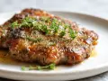 Soczysty schab z airfryer, idealnie przypieczony, z gałązkami świeżego tymianku.