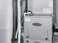 System ogrzewania nadmuchowego Carrier Infinity z rurami i izolacją.