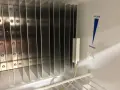 Wnętrze lodówki z radiatorem i wskaźnikiem temperatury. Tak działa lodówka na gaz, wykorzystując ciepło do chłodzenia.