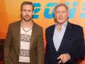 Ryan Gosling con giacca e maglione a fantasia, un perfetto abbinamento giacca t-shirt uomo. Harrison Ford elegante in blu.