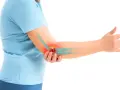 Une personne souffre d'une douleur vive au coude, signe d'une tendinite. Découvrez comment soigner une tendinite au coude pour retrouver votre mobilité.